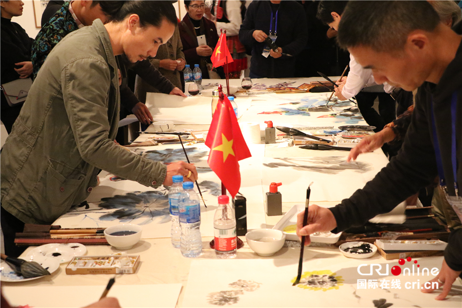 中越民族文化交流活動藝術作品展在河內開幕